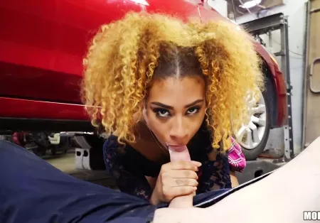 A Dark-skinned Girl With Sex Stimulates The Repair Of Her Car